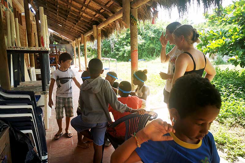 Volunteers play with Colombian children in Cartagena