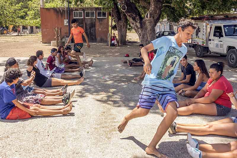 Jugendliche spielen im Freien in Costa Rica