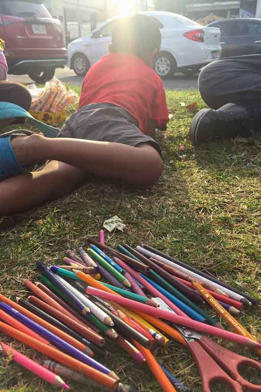 Kinder malen im Freien von Mexiko