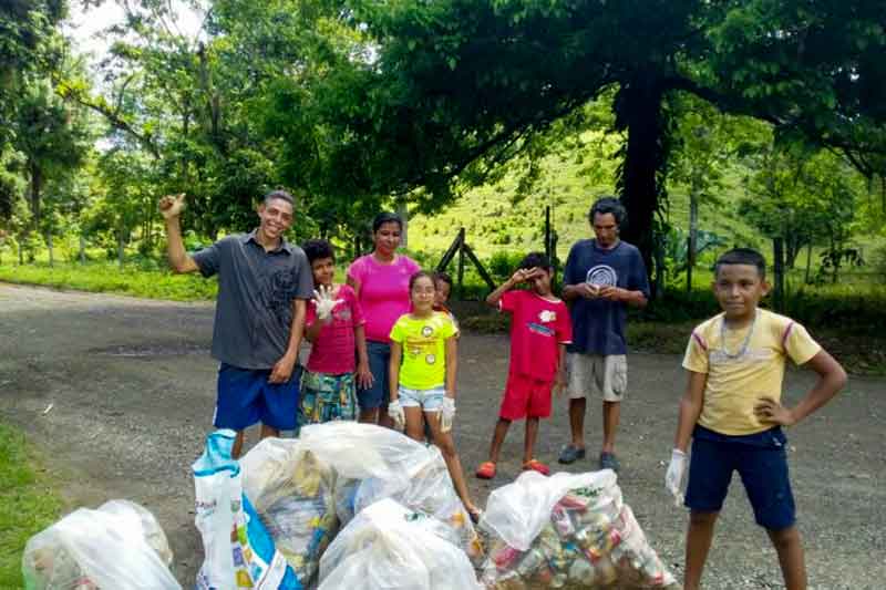 Kinder und Freiwillige sammeln Müll in Costa Rica