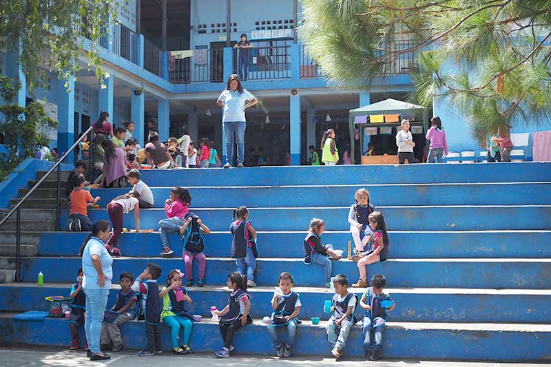 Kinder sitzen auf der Treppe im Teaching Projekt in Guatemala