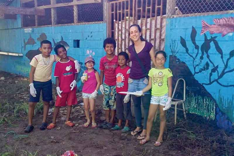 Freiwillige lacht mit Kinder in Kamera in Costa Rica