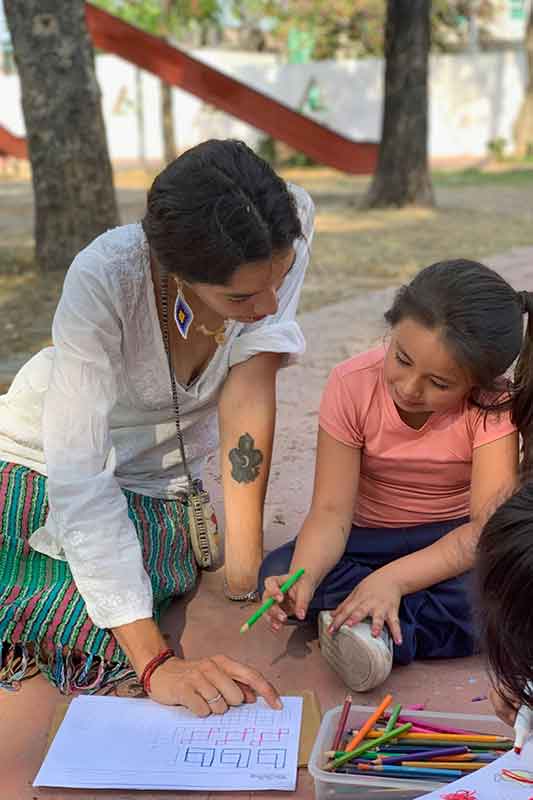 Lehrerin lernt mit Kind in Mexiko