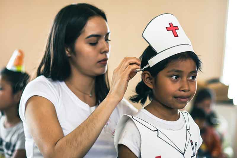 Mädchen verkleidet Kind als Krankenschwester
