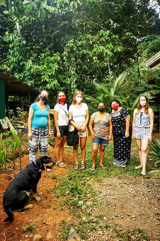 Freiwillige mit Maske im Dschungel in Costa Rica