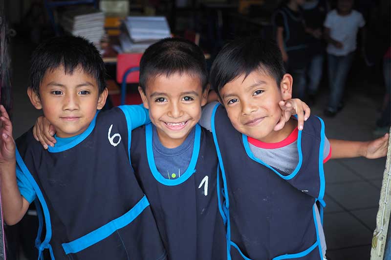 Kinder lächeln in die Kamera in Guatemala