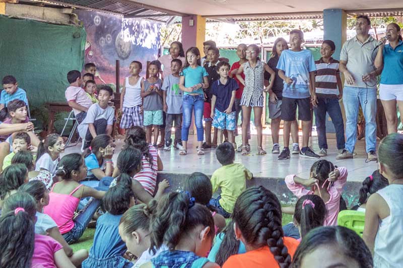 Kinder führen etwas auf der Bühne vor in Costa Rica
