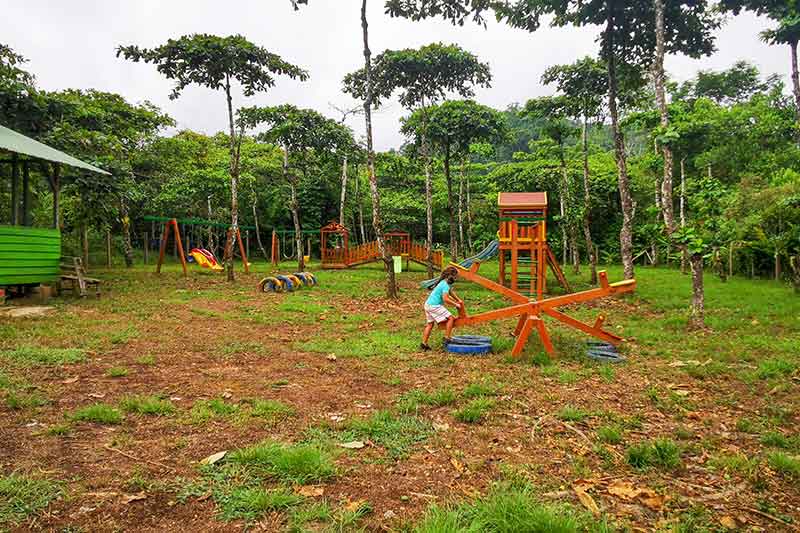 Spielplatz mit Kind im Dschungel in Costa Rica