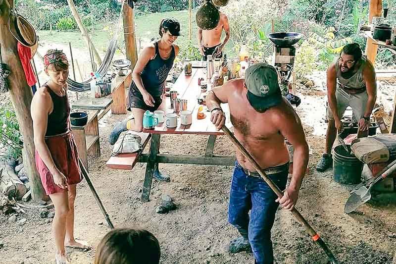 Freiwillige machen sauber in der Permaculture in Costa Rica