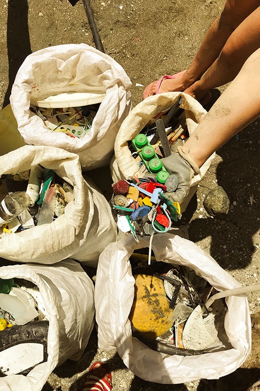 Gesammelter Müll am Strand
