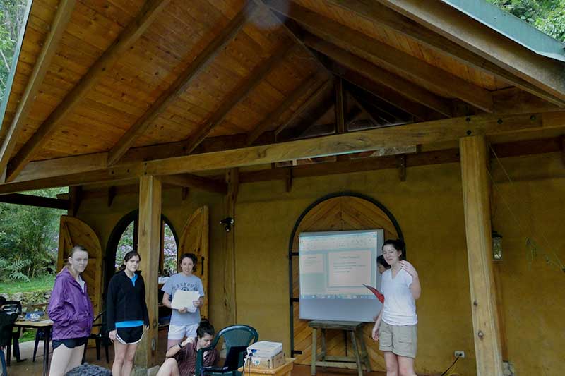 Freiwillige erklären den Dschungel in Costa Rica