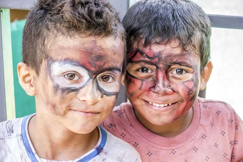 geschminkte Kinder lächeln in die Kamera in Costa Rica
