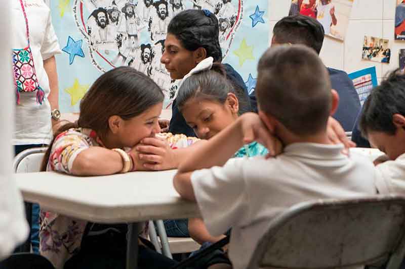 Kinder lachen zusammen in der Schule in Mexiko