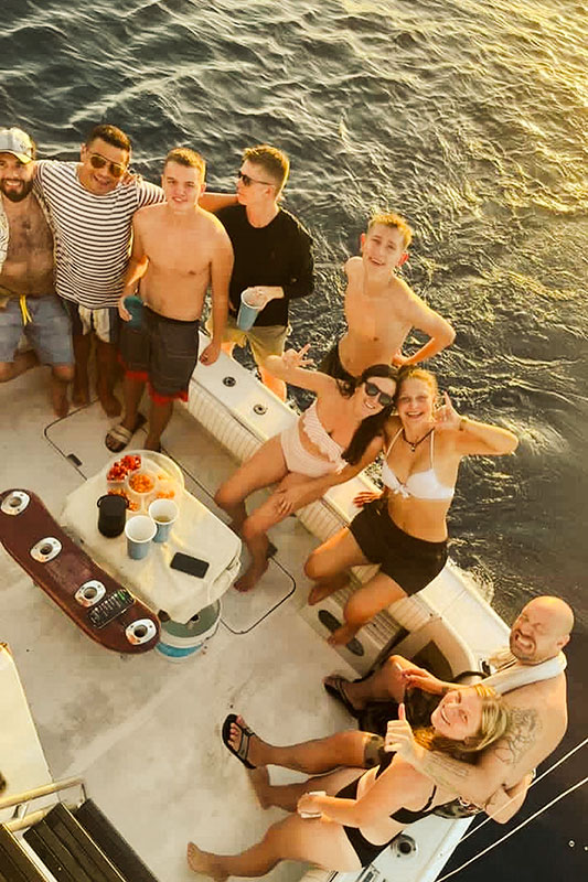 Paula mit Freunden auf einem Boot
