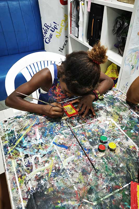 kolumbianisches Kind malt Flagge in Cartagena