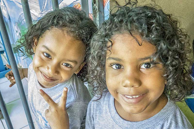 Kinder lächeln in die Kamera in Costa Rica