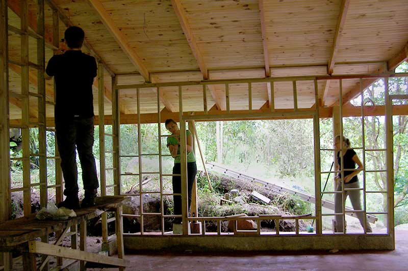 Freiwillige helfen beim Bauen der Hütte im Dschungel in Costa Rica