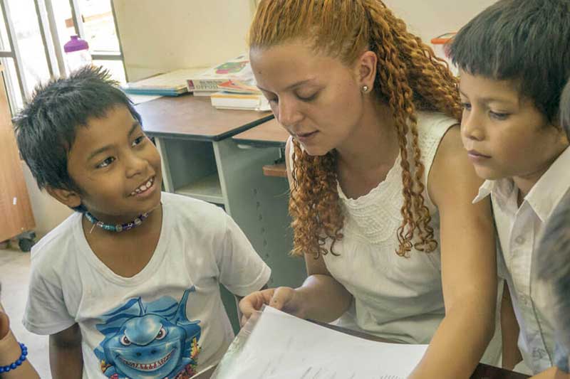 Freiwillige liest Kindern etwas vor in Costa Rica