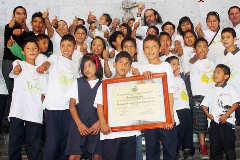 Kinder zeigen Daumen nach oben in Schule in Mexiko