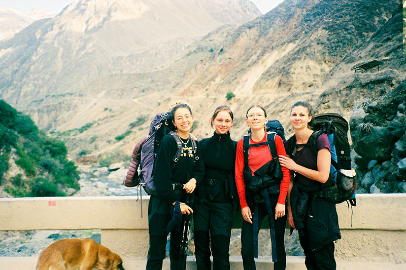 Matilda mit Freundinnen in Peru beim Wandern