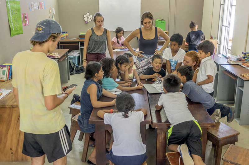Freiwillige lernen mit Kindern in Costa Rica