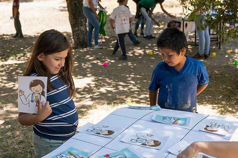 Kinder spielen im Freien von Mexiko