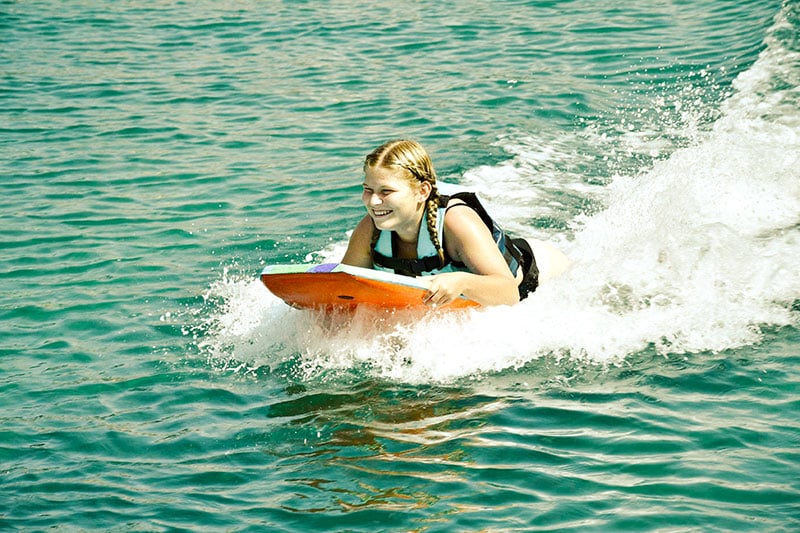 Paula auf einem Board im Wasser