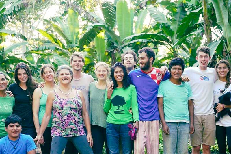 Freiwillige und Einheimische im Regenwald in Peru