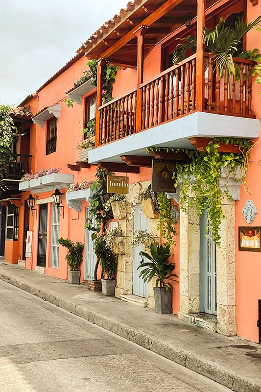 orangenes Haus in Cartagena mit Balkon
