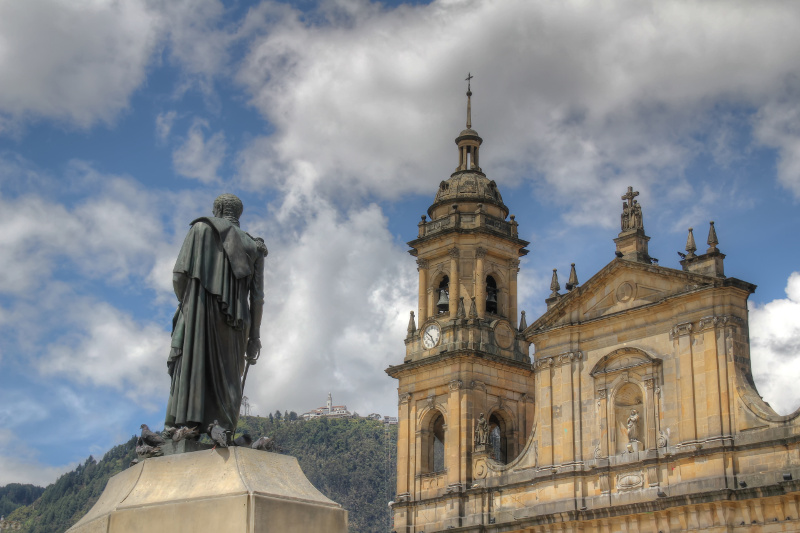 Kirche und Statue in Bogota Kolumbien