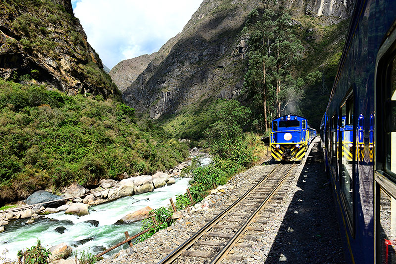 Zug nach Machu Picchu in Peru