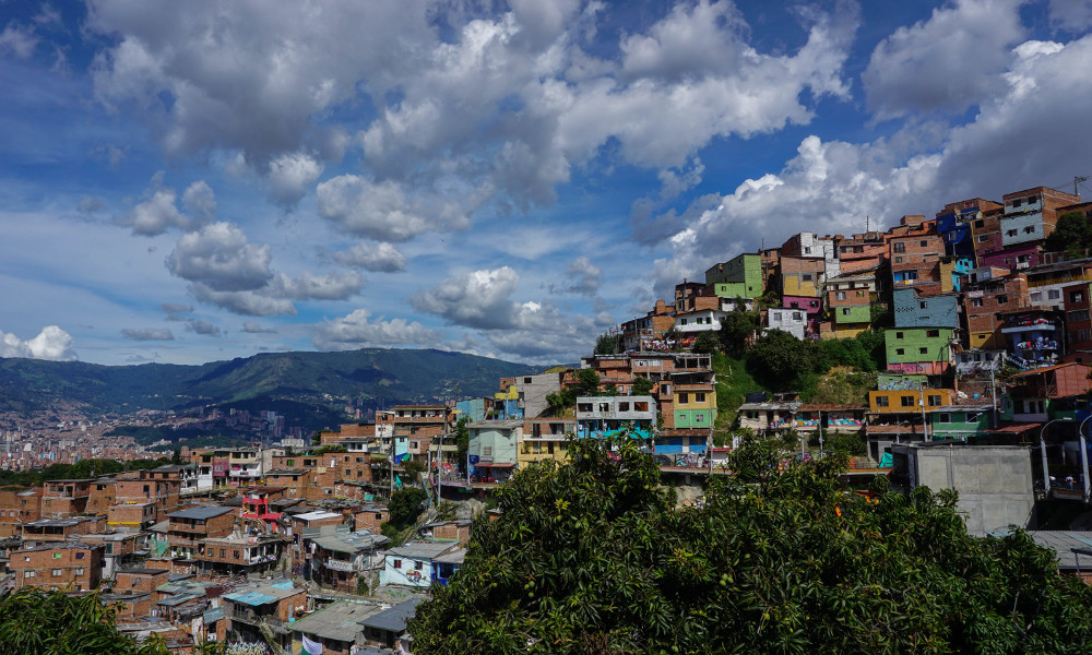 bunte Häuser auf Berg in Medellin Colombia