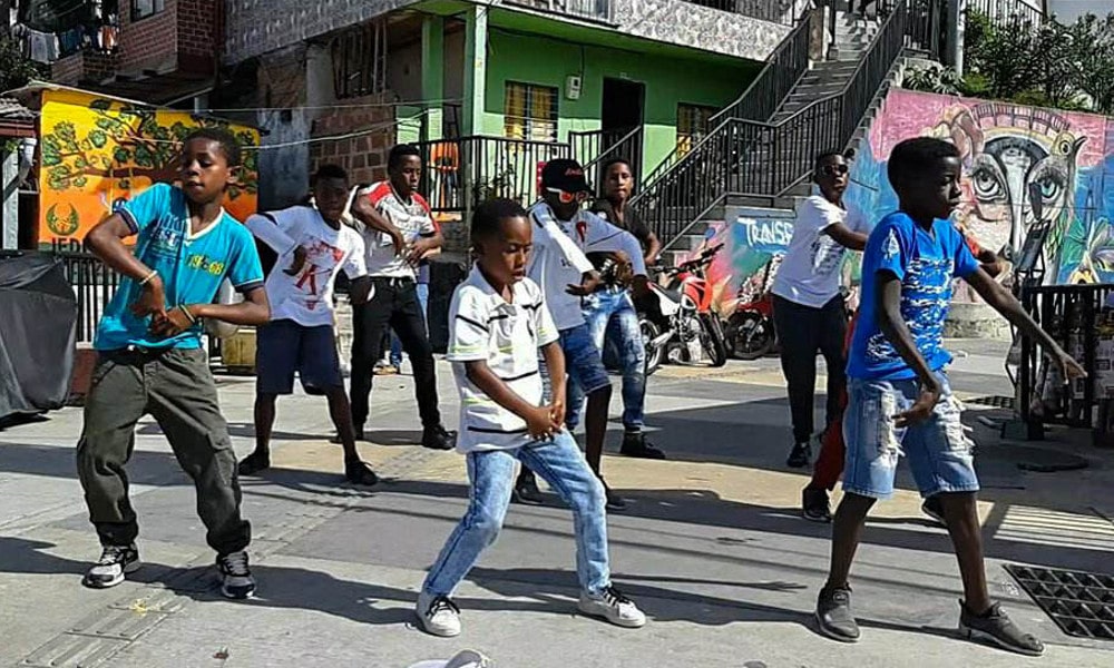 Jugendliche tanzen Medellin dancing street