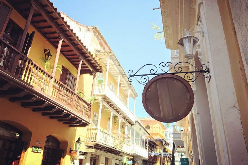 Schild vor Gebäuden in Cartagena Colombia