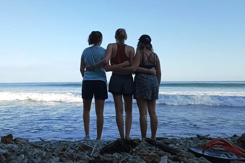 Vera mit zwei Freundinnen am Meer