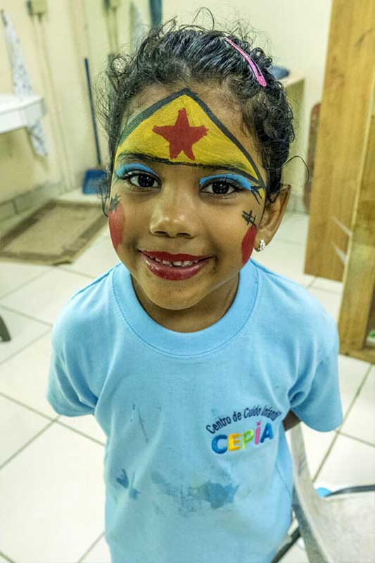 geschminktes Mädchen lächelt in die Kamera in Costa Rica