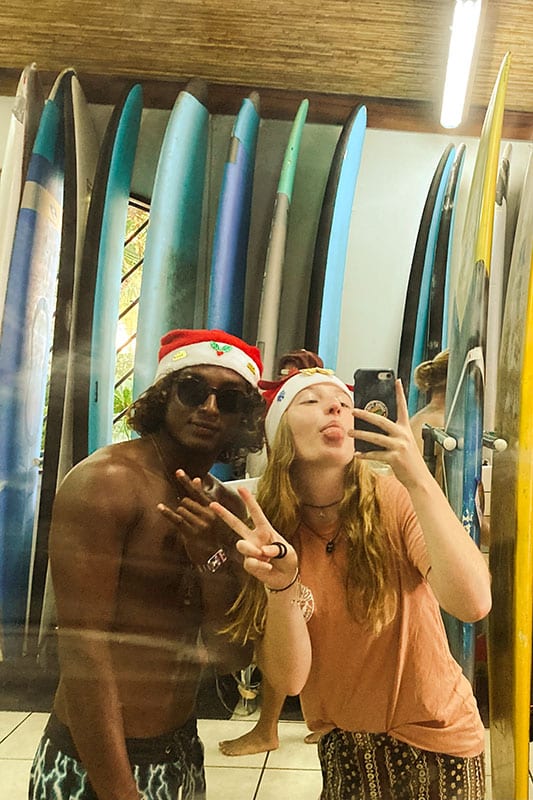 Selfie mit Weihnachtsmützen im Surfshop