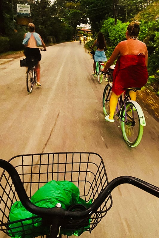 junge Frauen fahren Fahrrad in Sámara