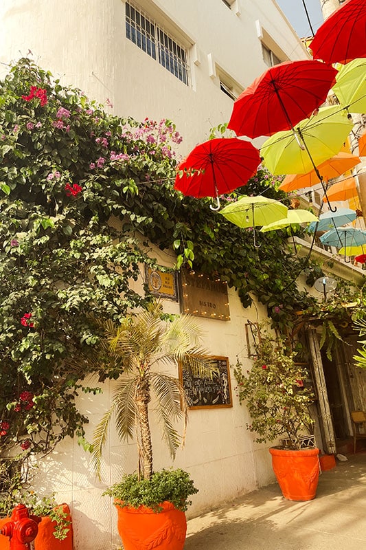 Straße in Cartagena mit bunten Regenschirmen