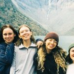 Teilnehmerin Matilda mit Freundinnen in Peru vor einem See