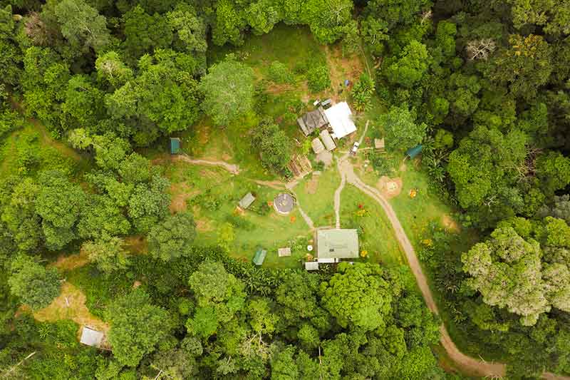 der Außenbereich Permaculture in Costa Rica von oben aus Drohnen Perspektive