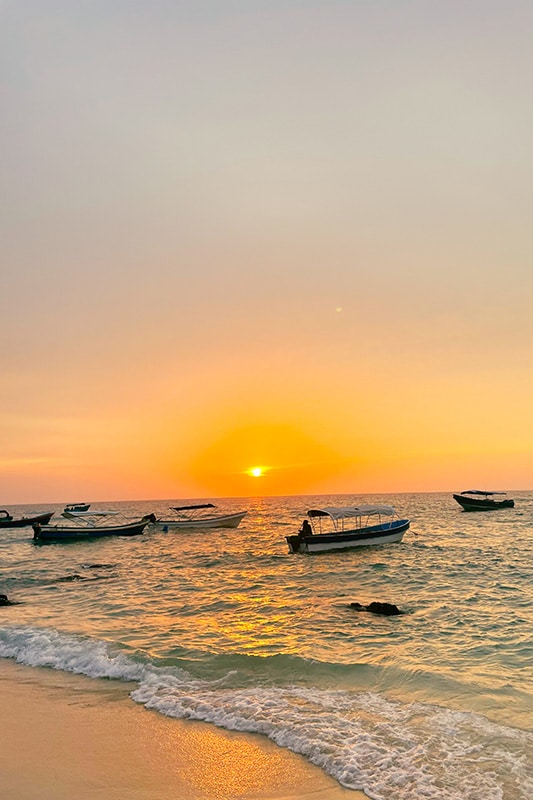 Boote auf dem Meer bei Sonnenuntergang