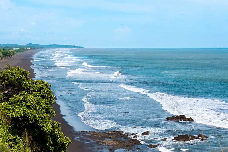verlassener Strand in Costa Rica aus Drohnen Perspektive