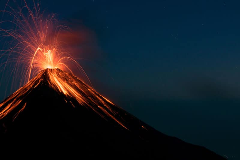 Vulkan spuckt Lava