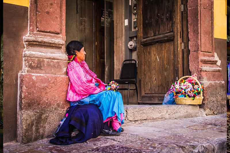 Frau mit bunten Kleidern in Mexico