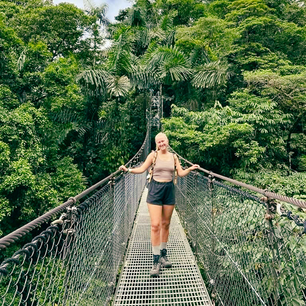 Annika auf einer Hängebrücke im Regenwald