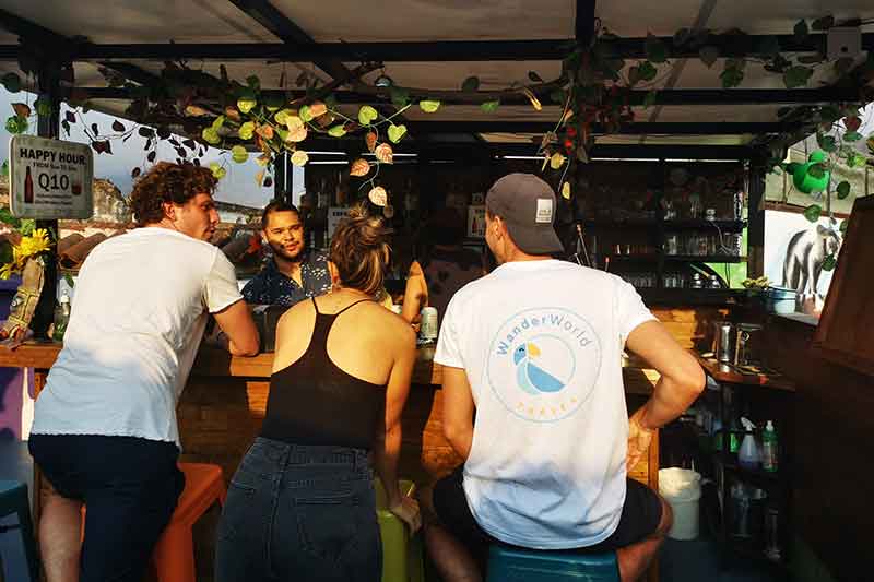 WanderWorld sitzt an der Bar in Antigua
