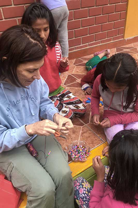 Freiwillige basteln mit peruanischen Kindern