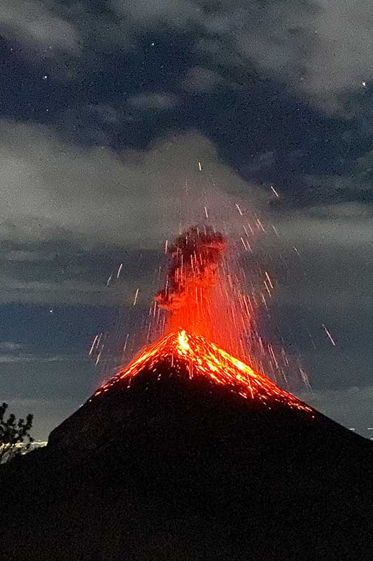 Der Vulkan spuckt Lava