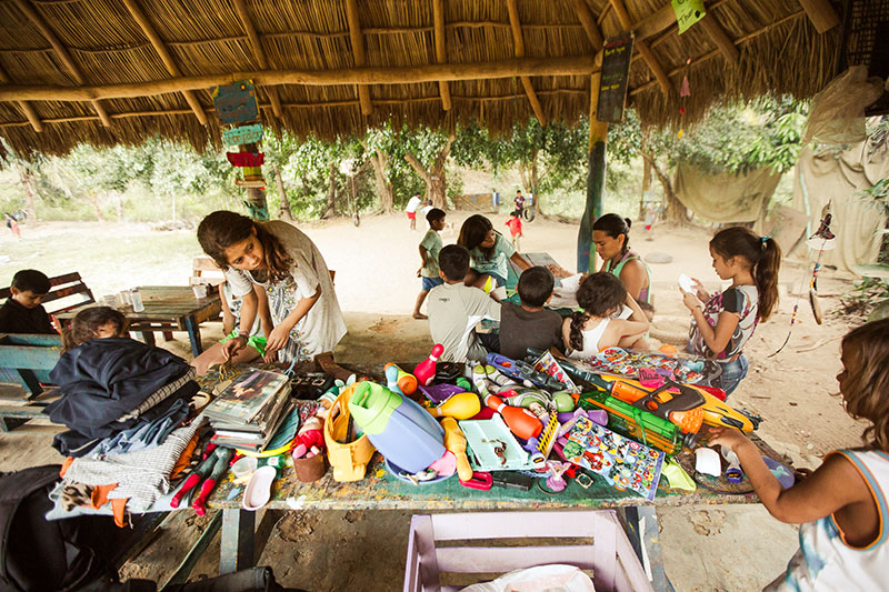 Kinder basteln im Freien im Childcare Projekt in Mexiko